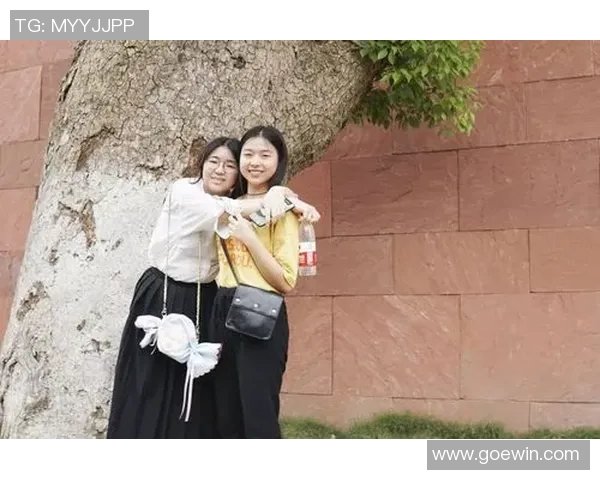 美女与足球明星亲密合影展现魅力与运动激情的完美结合 美女与足球明星亲密合影展现魅力与运动激情的完美结合